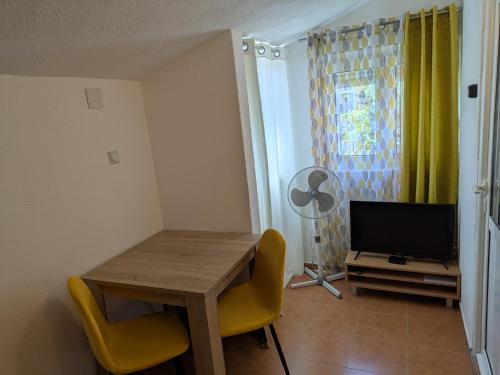 Comfort One-Bedroom Apartment image 7