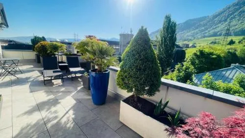 Grosse Terrasse mit Privatsphäre & Aussendusche in Siebnen, Schweiz
