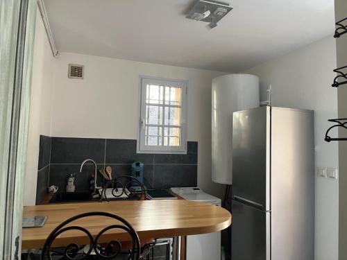 Logement indépendant Au Bonheur cuisine piscine clim proche centre village #dentelles Montmirrail (Chambre independante avec cuisine piscine clim au bonheur proche centre village #dentelles Montmirra) in Beaumes De Venise