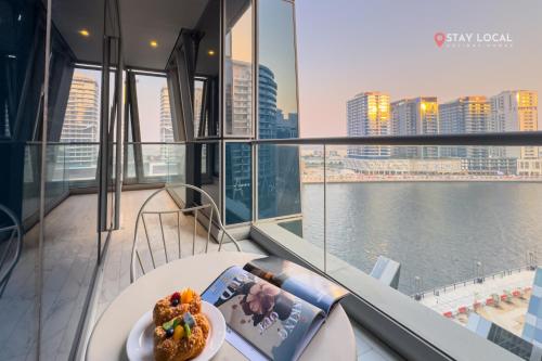 Modern Living with Canal Views, Near Burj Khalifa and World Trade Center, Дубай