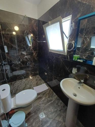 Double Room with Mountain View image 9