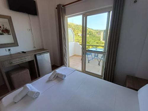 Double Room with Sea View image 1