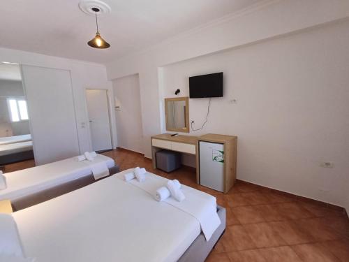 Deluxe Triple Room image 7