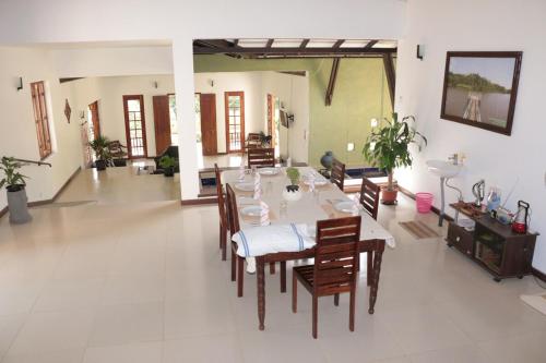 Luxury Bungalow In Galle in Akmeemana