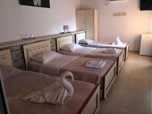 4 twin beds