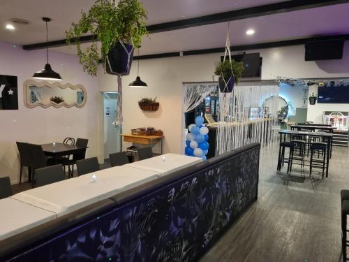 The Highway Inn in هيروود