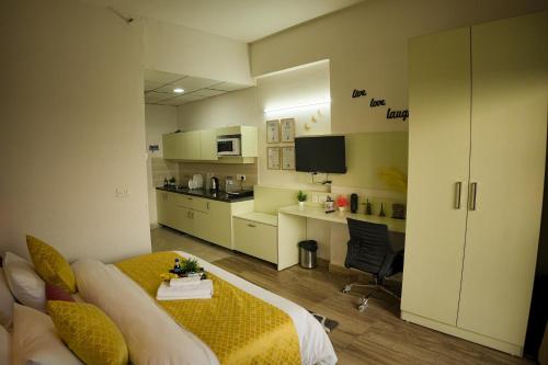Luxury Apartment Near Pari Chowk - image 5