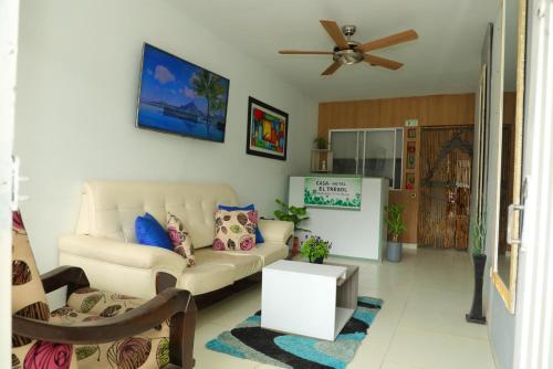 Single Room with Shared Bathroom image 10