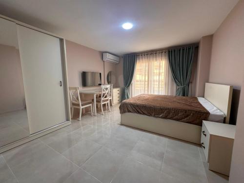 Apartment with private beach 09E, Hurghada