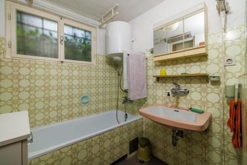 One-Bedroom Apartment image 10