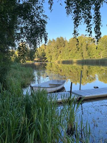 Заобикаляща среда, Husarstuga, house at riverside near many lakes at a golden place in Loaklev