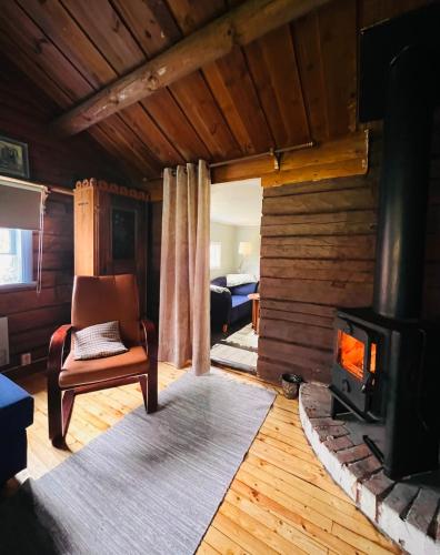 Husarstuga, house at riverside near many lakes at a golden place in Loaklev