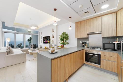 Dejaview Stays Luxury Apartment with Private Terrace, Burj & Sea View, Dubai (photo 9)