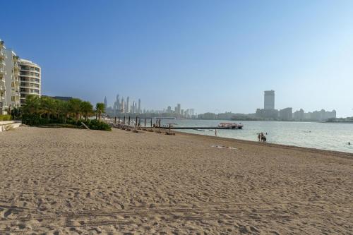 Dejaview Stays Luxury Apartment with Private Terrace Burj & Sea View - image 10