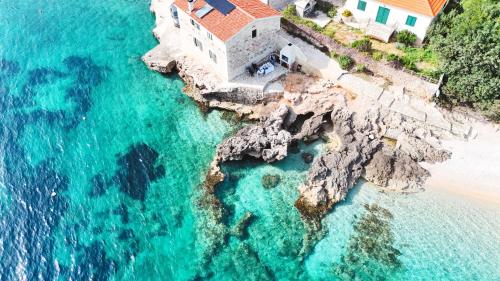 Vila Lila Hvar - Sustainable Stone Cliff House