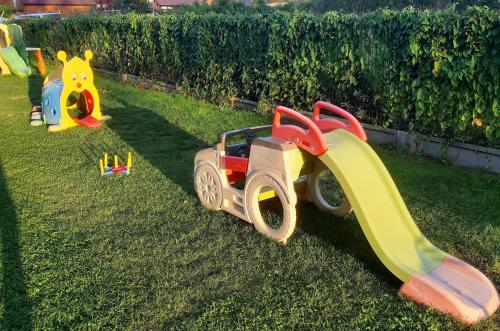 兒童遊樂場, Domki Nadmorska Oaza in 舒洛比