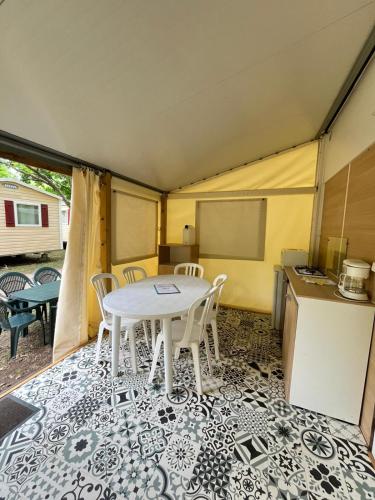 Two-Bedroom Bungalow without bathroom