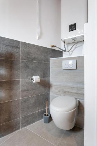 One-Bedroom Apartment image 2