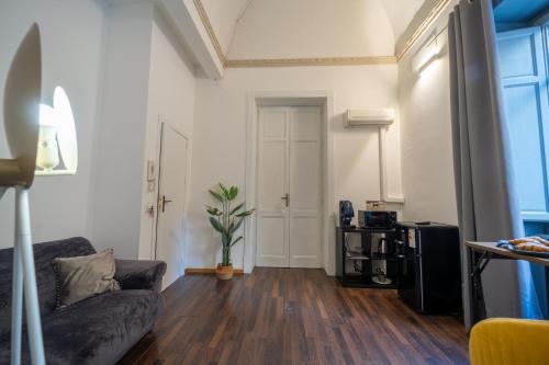 Deluxe Queen Room image 8