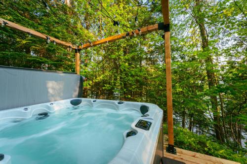 Le Chalet Bleu, spa au bord du lac