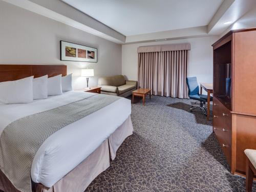 Heritage Inn & Suites - Brooks - 샤워실