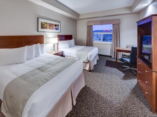 Heritage Inn & Suites - Brooks - 샤워실