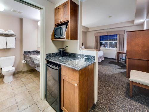 Heritage Inn & Suites - Brooks - 화장실