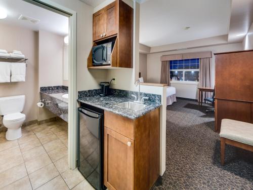 Heritage Inn & Suites - Brooks