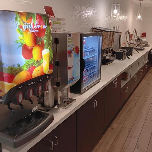 อาหารและเครื่องดื่ม, Best Western Plus Coachella Valley Inn & Suites in คาทีดรัล ซิตี้ (CA)