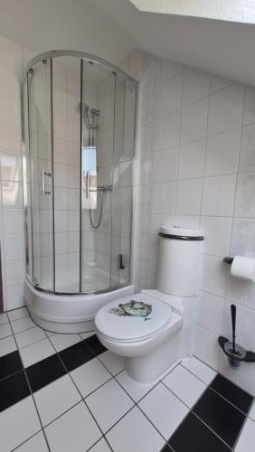 Dusche, Helle Ferienwohnung auf 80 qm near Flughafen Leipzig/Halle