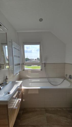 Badezimmer, Helle Ferienwohnung auf 80 qm near Flughafen Leipzig/Halle