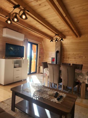 ROMANIJA 2-Brvnara za odmor in Sokolac