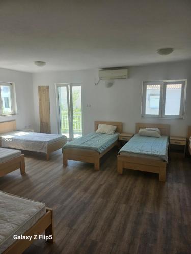One-Bedroom Apartment room in Kuca za izdavanje