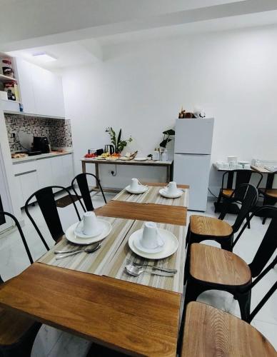 Eten en drinken, LemonRock Comfort near Male Local Market