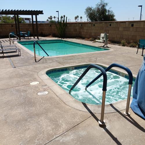 อ่างแช่น้ำร้อน, Best Western Plus Coachella Valley Inn & Suites in คาทีดรัล ซิตี้ (CA)
