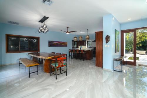 Iekārtas, Belizean Bliss in Surfside