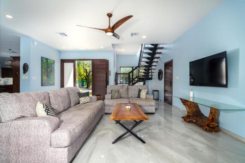 Iekārtas, Belizean Bliss in Surfside