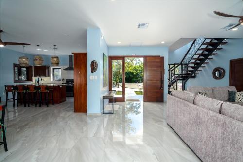 virtuve, Belizean Bliss in Surfside