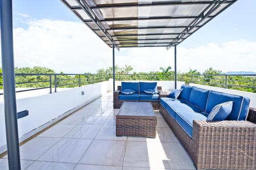 Skats, Belizean Bliss in Surfside