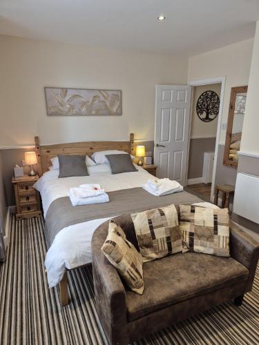 1 queen bed, 1 sofa bed
