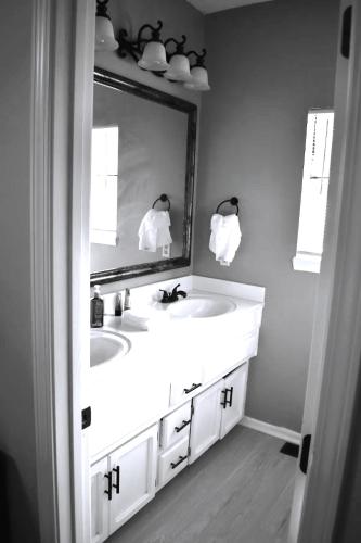 Cozy 3BR-3BA Home Near Zona Rosa Shopping and Dining, Kansas City (foto 8)