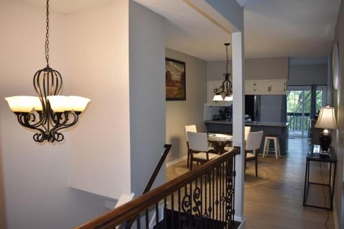 廚房, Cozy 3BR-3BA Home Near Zona Rosa Shopping and Dining in 普拉特伍茲