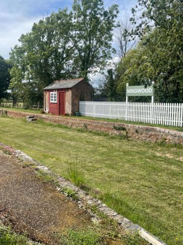 Old Ningwood Station Bed & Breakfast, Ningwood, Isle of Wight PO41 0TG in West Wight