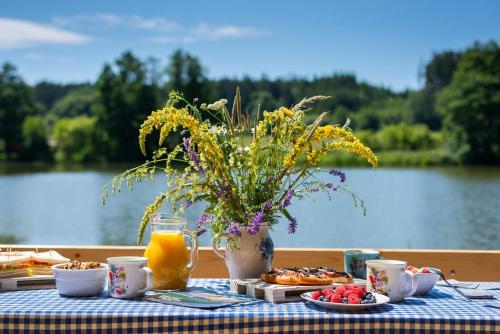 FOREST, lake, FIREFLIES, campfire - WHAT ELSE in Kunzak