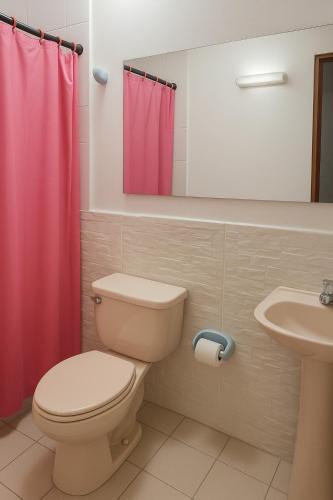 Bathroom, Hostal Marhu in Alto Bosque