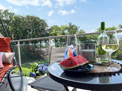 ระเบียง/ชานเรือน, Cosy apartment with lake views in ฟอนยอด