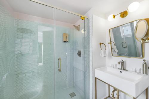 Deluxe Queen Room image 1