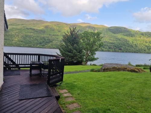 WATERSIDE 3 BED COTTAGE, HOT TUB, SAUNA, PVT BEACH in Arrochar