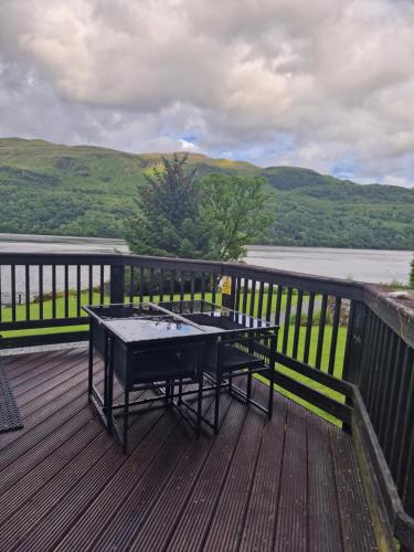 WATERSIDE 3 BED COTTAGE, HOT TUB, SAUNA, PVT BEACH in Arrochar