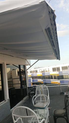 발코니/테라스, Coral Plaza Lechería Vacaciones cerca de playa (Coral Plaza Lecheria Vacaciones cerca de playa) in 푸에르토 라 크루스